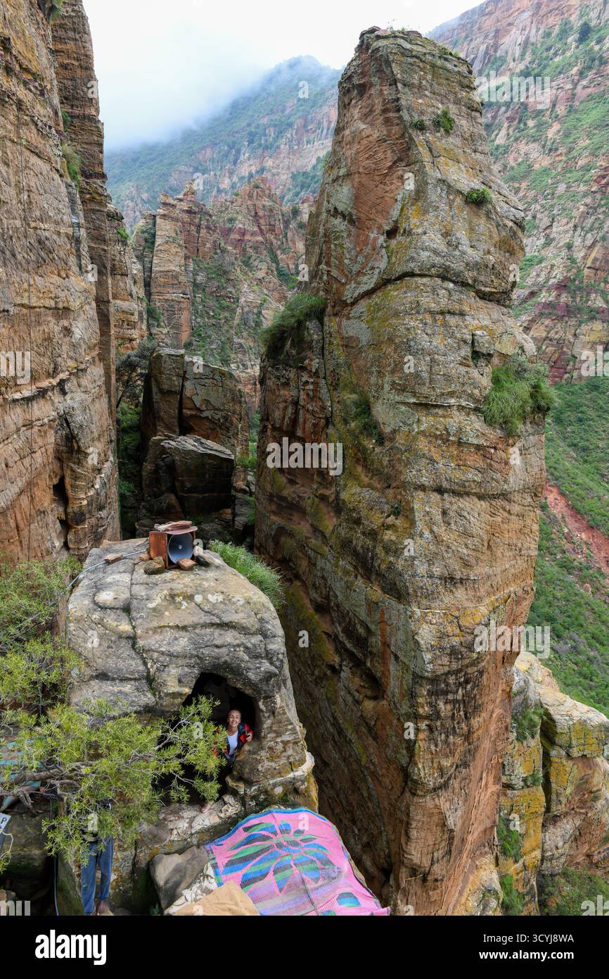 Megab, Ethiopie - 22 août 2025 : personnes près de l'église Abuna Yemata Guh près de Megab sur Ethopia Banque D'Images