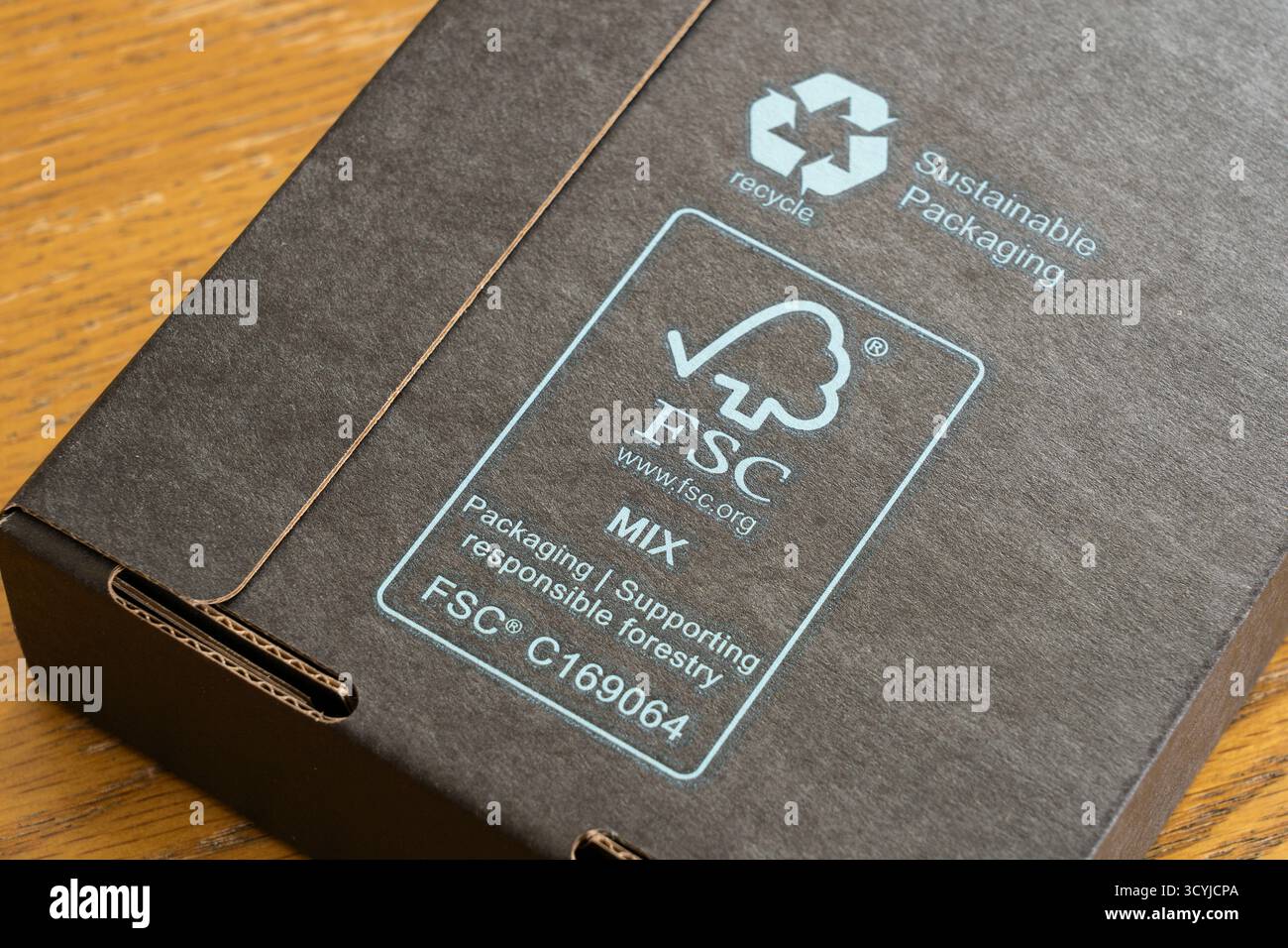 Emballage en carton avec un symbole de recyclage imprimé et le logo FSC avec le message « emballage soutenant une foresterie responsable ». Angleterre Banque D'Images