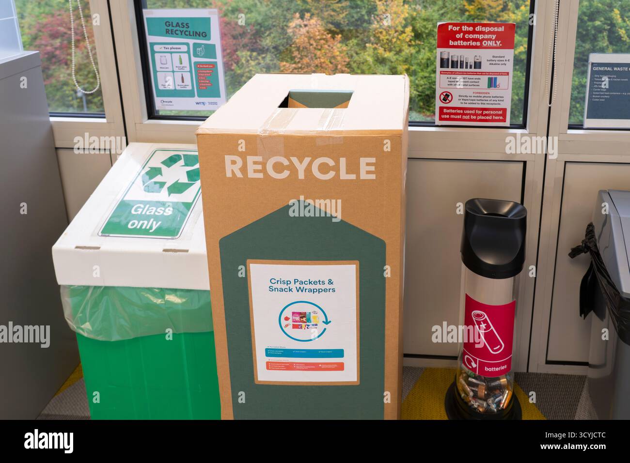 Des installations séparées de traitement des déchets pour le recyclage et l'élimination du verre, des piles et des paquets de chips dans un bureau en Angleterre, qui fait partie de la loi sur l'environnement de 2021 Banque D'Images Des installations séparées de traitement des déchets pour le recyclage et l'élimination du verre, des piles et des paquets de chips dans un bureau en Angleterre, qui fait partie de la loi sur l'environnement de 2021 Banque D'Images
