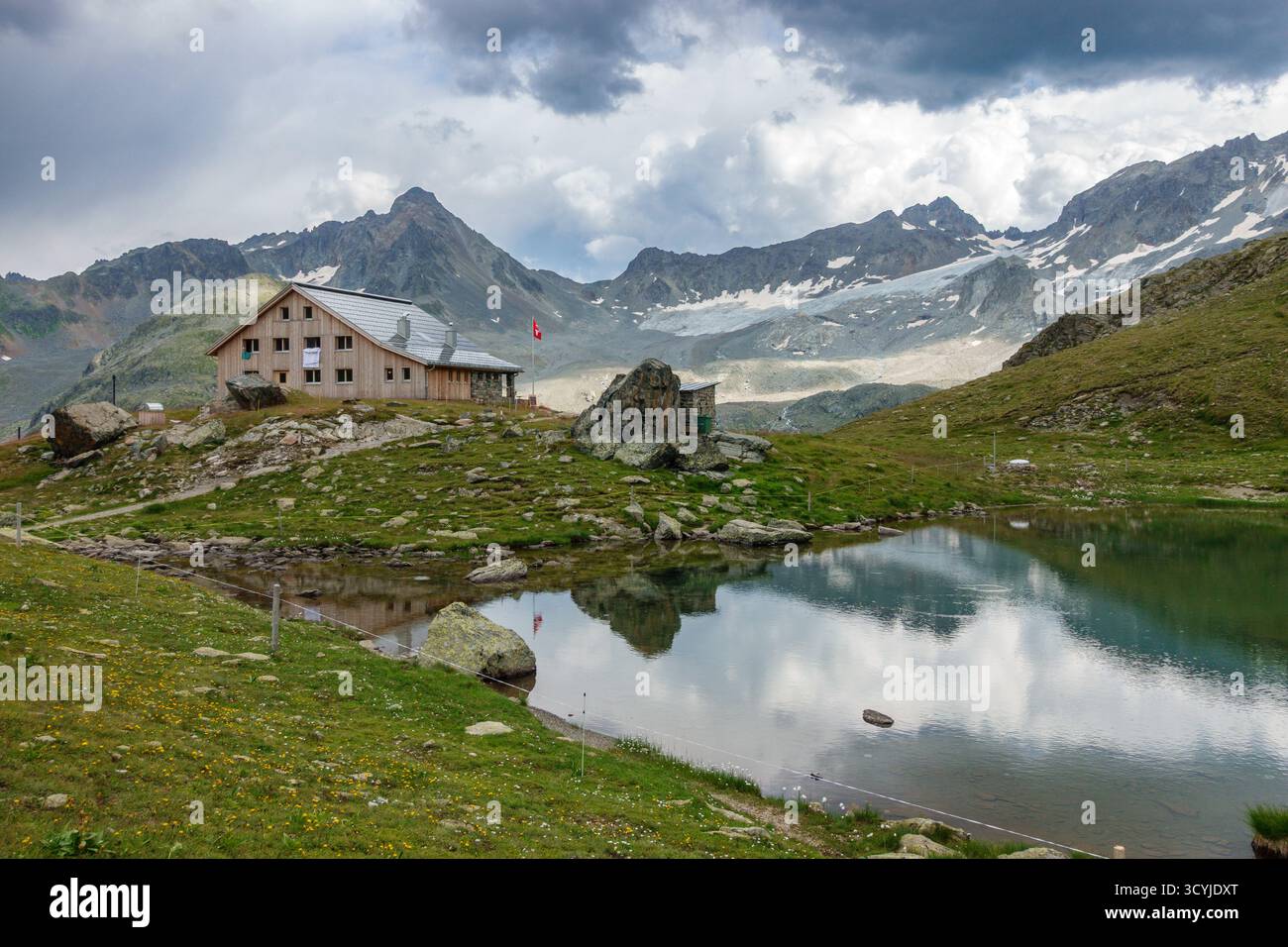 Randonnée alpine à Piz Kesch à Graubünden, Suisse Banque D'Images