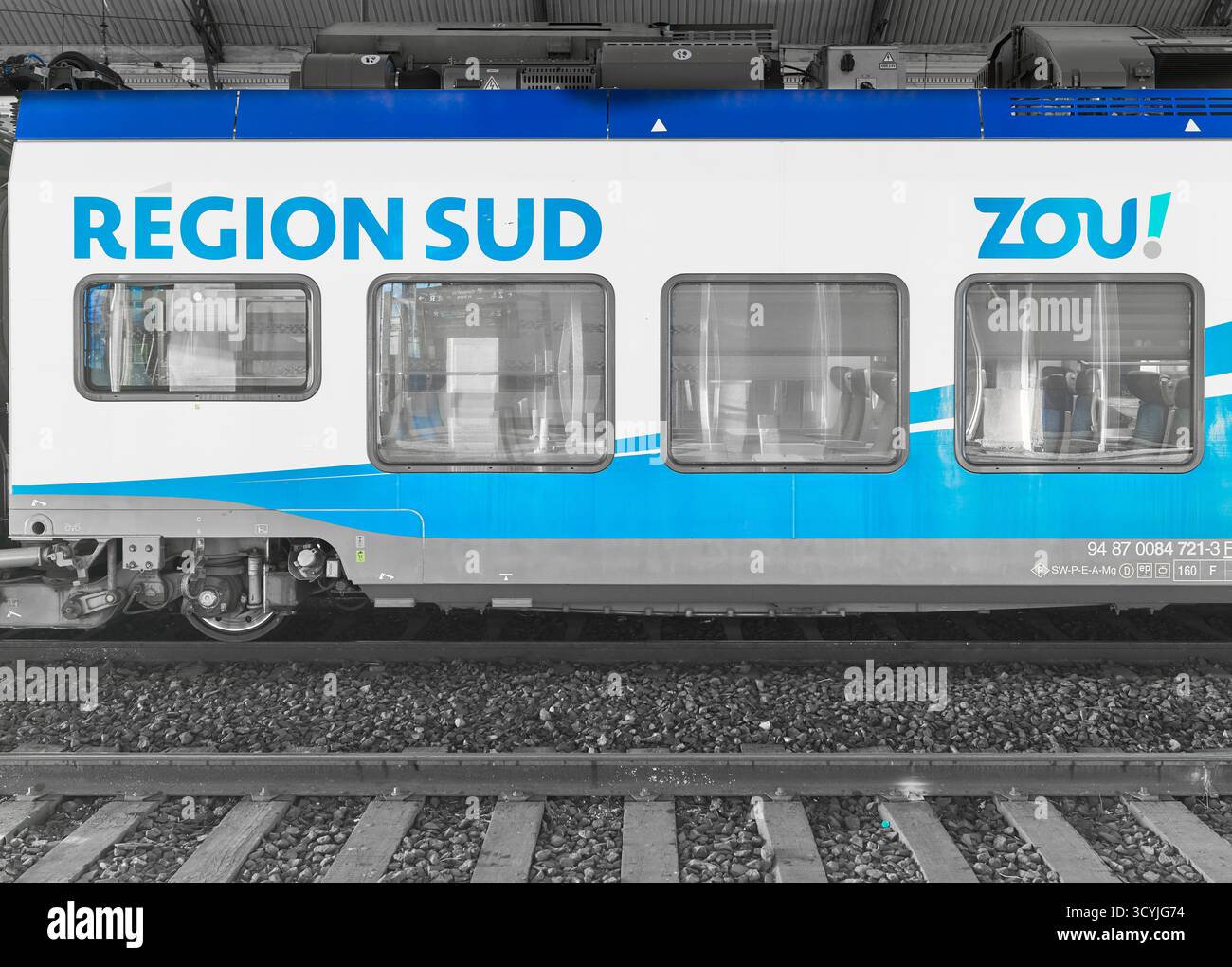 Zou région Sud stationnaire dans la gare centrale d'Avignon, France. Banque D'Images