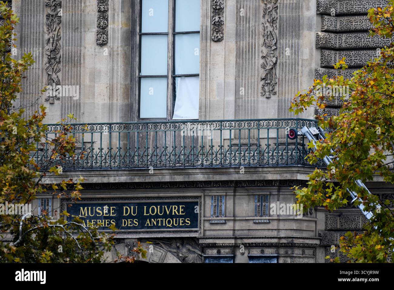 Les enquêteurs sont sur les lieux suite au cambriolage de ce matin au musée du Louvre à Paris, à l'endroit possible où les voleurs sont entrés dans le musée avec une cueillette de cerises ce matin. Selon le Ministre de l'intérieur, trois ou quatre criminels sont arrivés près du musée en scooter. Ils ont ensuite utilisé un monte-charge pour accéder à une pièce du musée où les bijoux sont conservés. Ils auraient cassé les fenêtres de la pièce en question avec une meuleuse d'angle avant de saisir les bijoux, que le ministre de l'intérieur a décrit comme "inestimables", et de fuir. Les dégâts sont toujours en cours d'évaluation. La BRB (brigade fo Banque D'Images