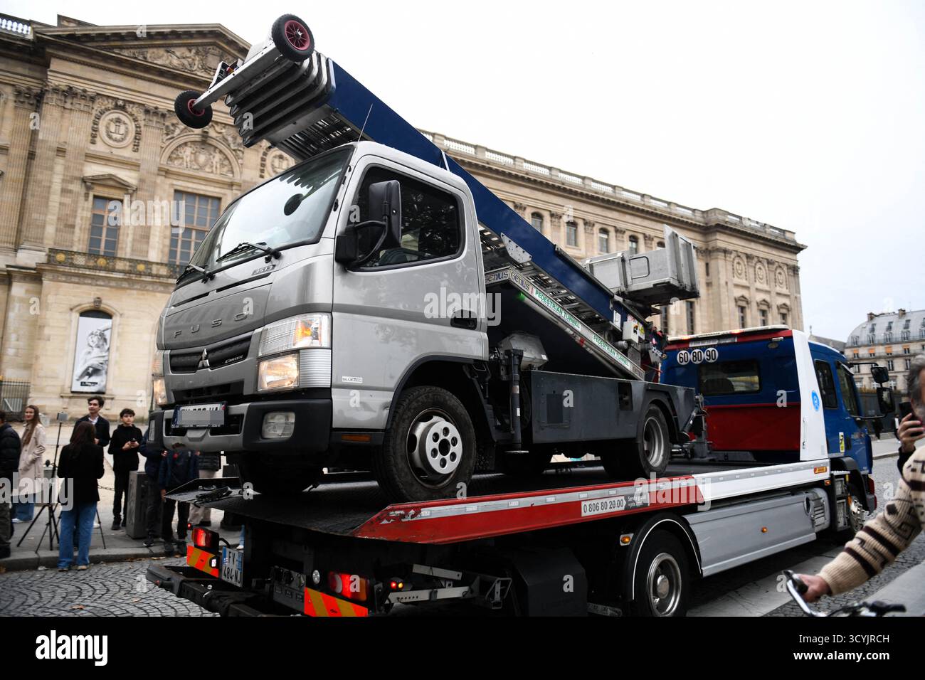 Les enquêteurs sont sur les lieux suite au cambriolage de ce matin au musée du Louvre à Paris, à l'endroit possible où les voleurs sont entrés dans le musée avec une cueillette de cerises ce matin. Selon le Ministre de l'intérieur, trois ou quatre criminels sont arrivés près du musée en scooter. Ils ont ensuite utilisé un monte-charge pour accéder à une pièce du musée où les bijoux sont conservés. Ils auraient cassé les fenêtres de la pièce en question avec une meuleuse d'angle avant de saisir les bijoux, que le ministre de l'intérieur a décrit comme "inestimables", et de fuir. Les dégâts sont toujours en cours d'évaluation. La BRB (brigade fo Banque D'Images