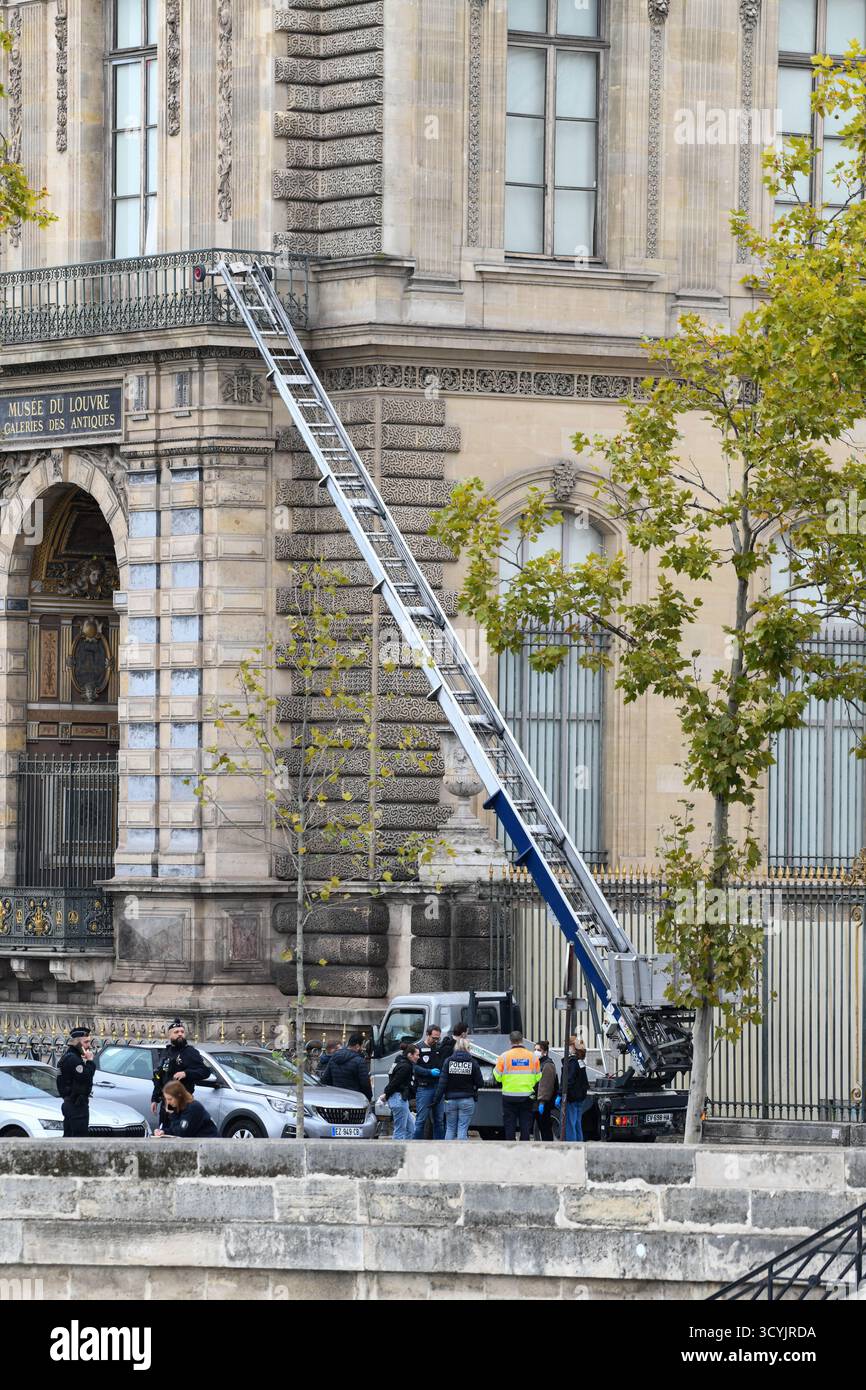 Les enquêteurs sont sur les lieux suite au cambriolage de ce matin au musée du Louvre à Paris, à l'endroit possible où les voleurs sont entrés dans le musée avec une cueillette de cerises ce matin. Selon le Ministre de l'intérieur, trois ou quatre criminels sont arrivés près du musée en scooter. Ils ont ensuite utilisé un monte-charge pour accéder à une pièce du musée où les bijoux sont conservés. Ils auraient cassé les fenêtres de la pièce en question avec une meuleuse d'angle avant de saisir les bijoux, que le ministre de l'intérieur a décrit comme "inestimables", et de fuir. Les dégâts sont toujours en cours d'évaluation. La BRB (brigade fo Banque D'Images