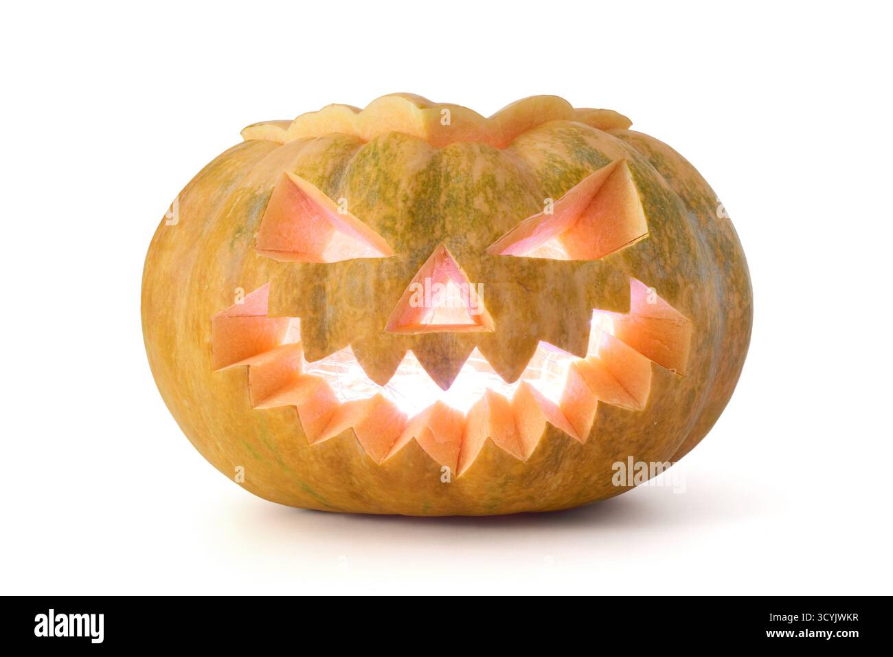 Citrouille d'Halloween sculptée jack-o-lanterne sur un fond blanc Banque D'Images