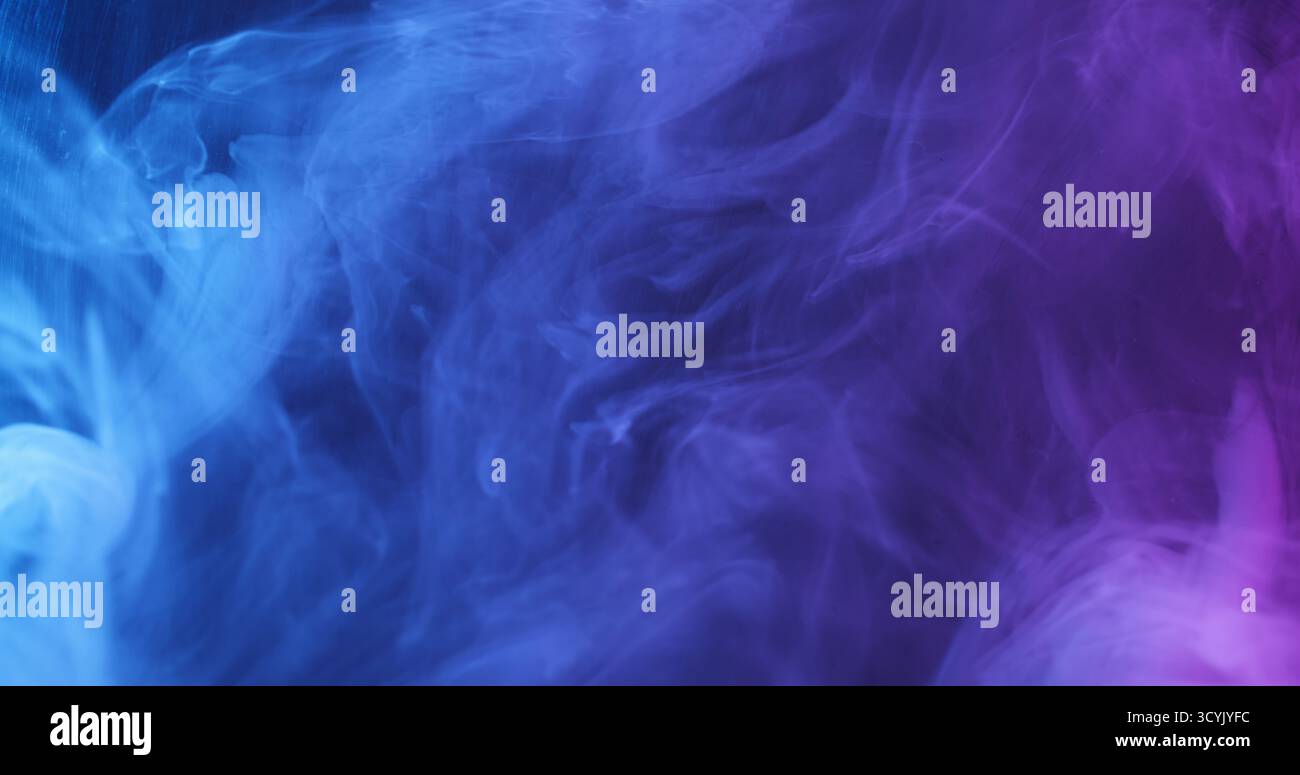 Vapeur néon. Flux d'encre couleur. Flou bleu flou bleu smog texture éclaboussure vapeur liquide se propageant sur fond de lumière acrylique abstrait. Banque D'Images