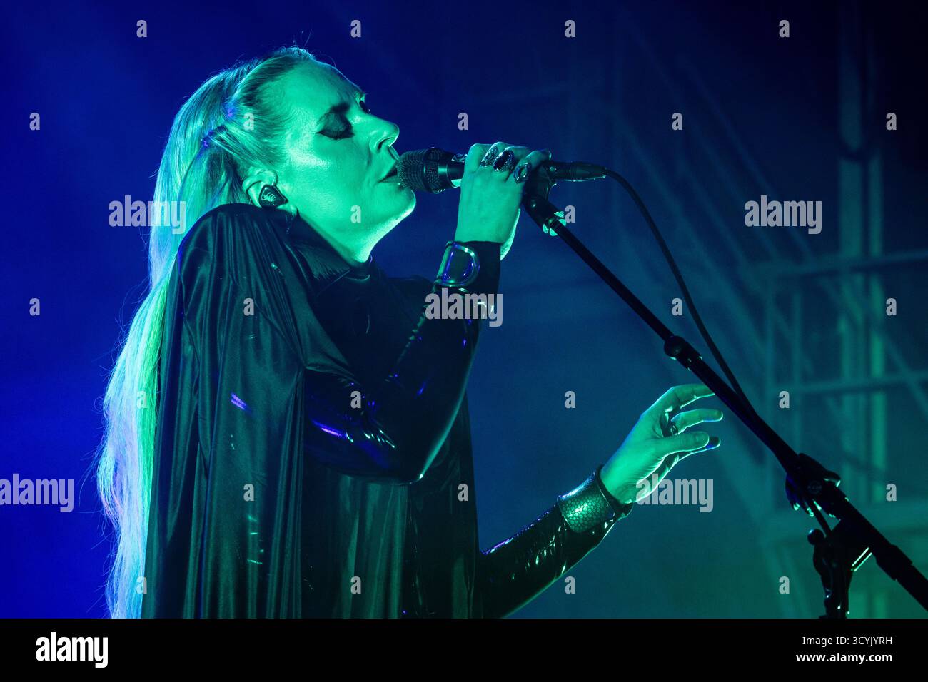 Copenhague, Danemark. 18 octobre 2025. Le chanteur, compositeur et musicien féroïen Eivor donne un concert en direct à Poolen Copenhague. Banque D'Images