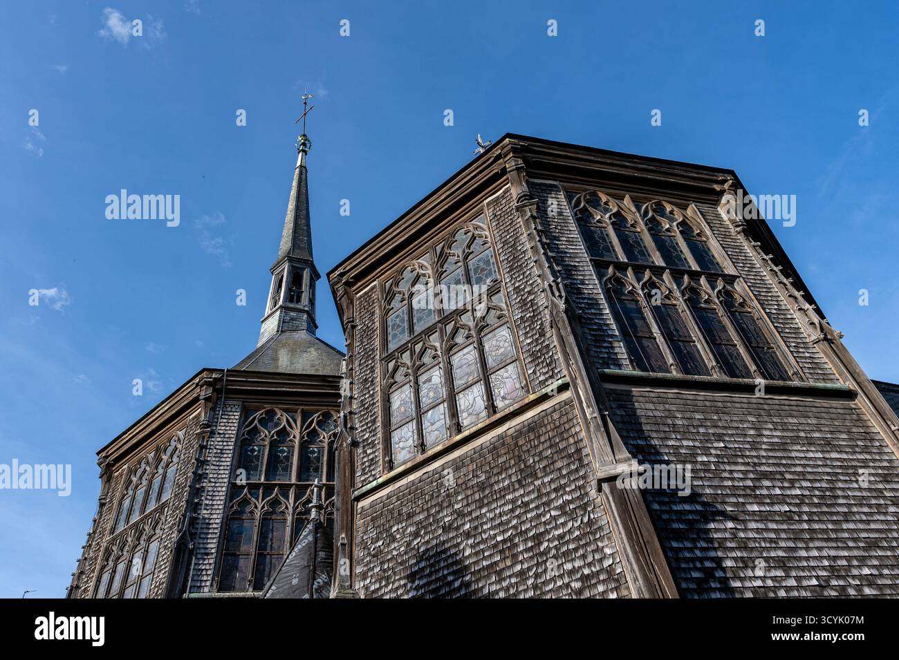 Extérieur de l'église Sainte Catherine à Honfleur. Pris avec une vue en angle bas, le matin, avec un ciel presque parfaitement bleu et aucune personne. Banque D'Images