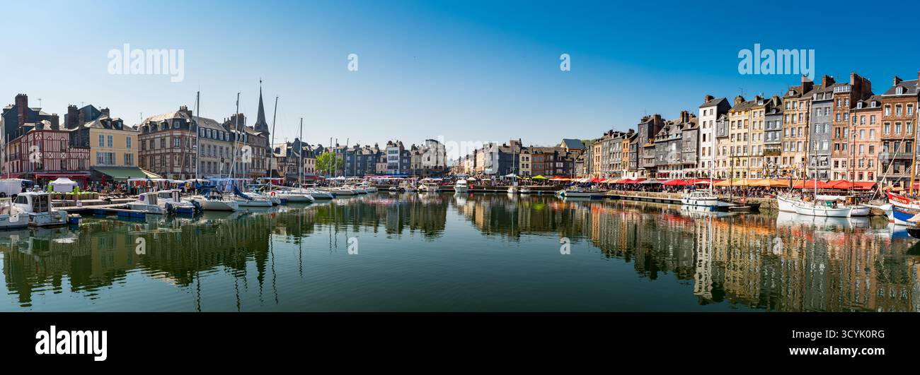 Large vue panoramique sur le port de Honfleur, Normandie, France, ciel bleu vif et reflet sur l'eau Banque D'Images Large vue panoramique sur le port de Honfleur, Normandie, France, ciel bleu vif et reflet sur l'eau Banque D'Images