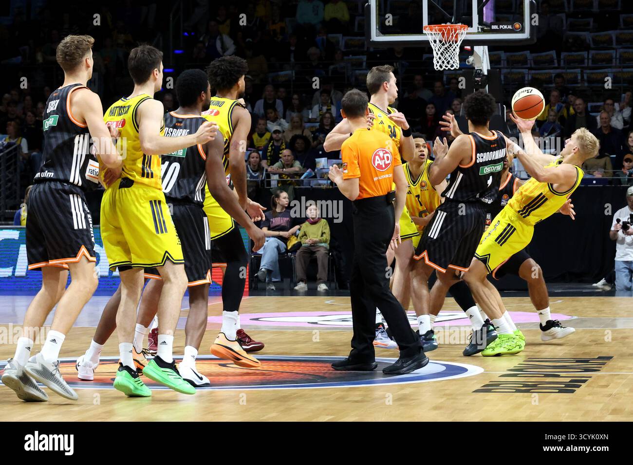 Berlin, Deutschland. 19 octobre 2025. 19.10.2025, Max-Schmeling-Halle, Berlin, DEU, BBL-Pokal, ALBA v. Rathiofarm Ulm, im Bild ALBA-Spieler, Rejean Boogie Ellis (ALBA Berlin #8), Sam Griesel (ALBA Berlin #5), Jack Kayil( ALBA Berlin #7), Malik Osborne (ratiopharm Ulm #10), Christopher Ledlum (ratiopharm Ulm #4), Len Schormann (ratiopharm Ulm #1) Foto : Juergen Engler/nordphoto GmbH/dpa Live News/Aly Banque D'Images