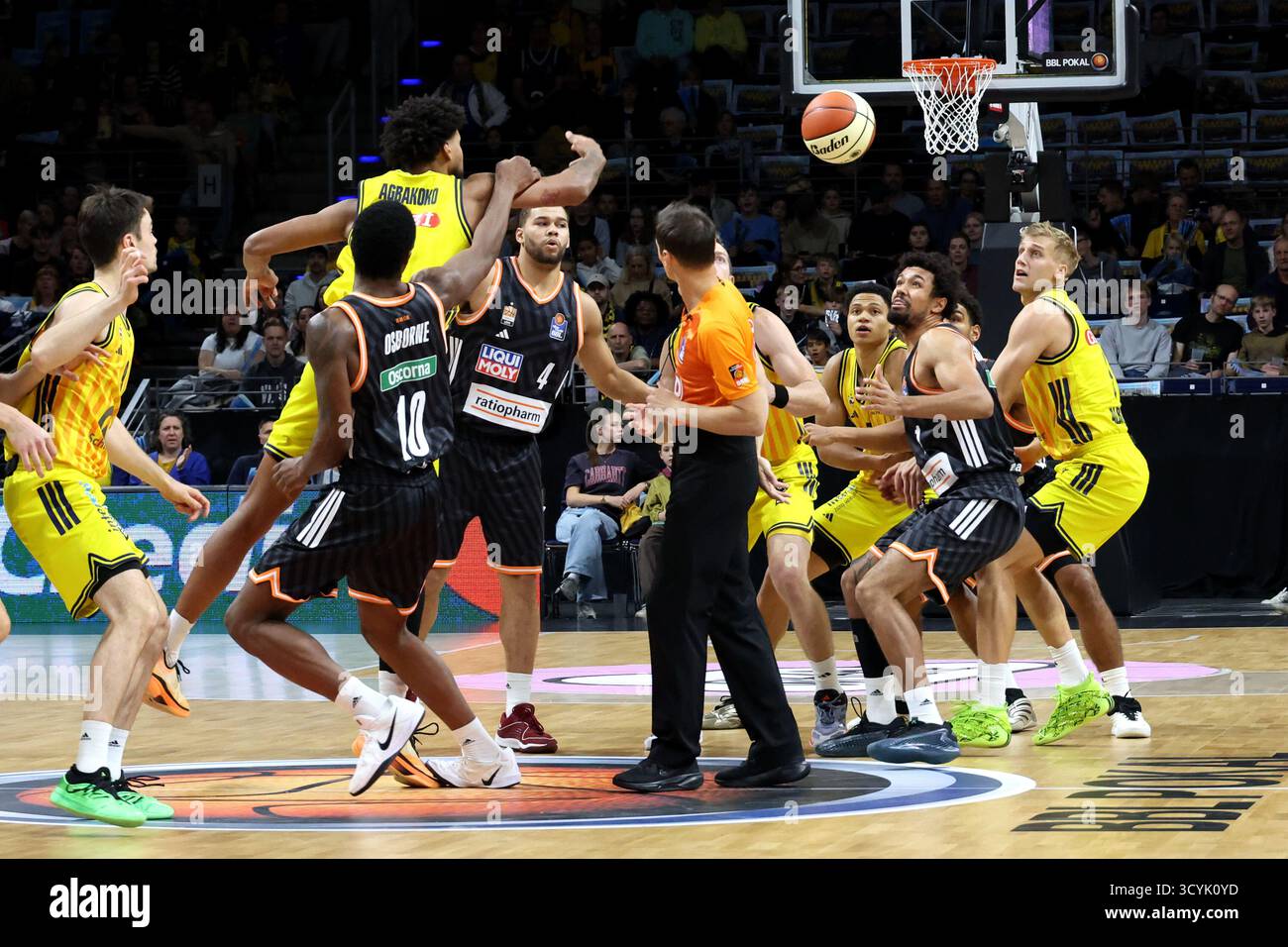 Berlin, Deutschland. 19 octobre 2025. 19.10.2025, Max-Schmeling-Halle, Berlin, DEU, BBL-Pokal, ALBA v. Rathiofarm Ulm, im Bild ALBA-Spieler, Rejean Boogie Ellis (ALBA Berlin #8), Sam Griesel (ALBA Berlin #5), Jack Kayil( ALBA Berlin #7), Malik Osborne (ratiopharm Ulm #10), Christopher Ledlum (ratiopharm Ulm #4), Len Schormann (ratiopharm Ulm #1) Foto : Juergen Engler/nordphoto GmbH/dpa Live News/Aly Banque D'Images