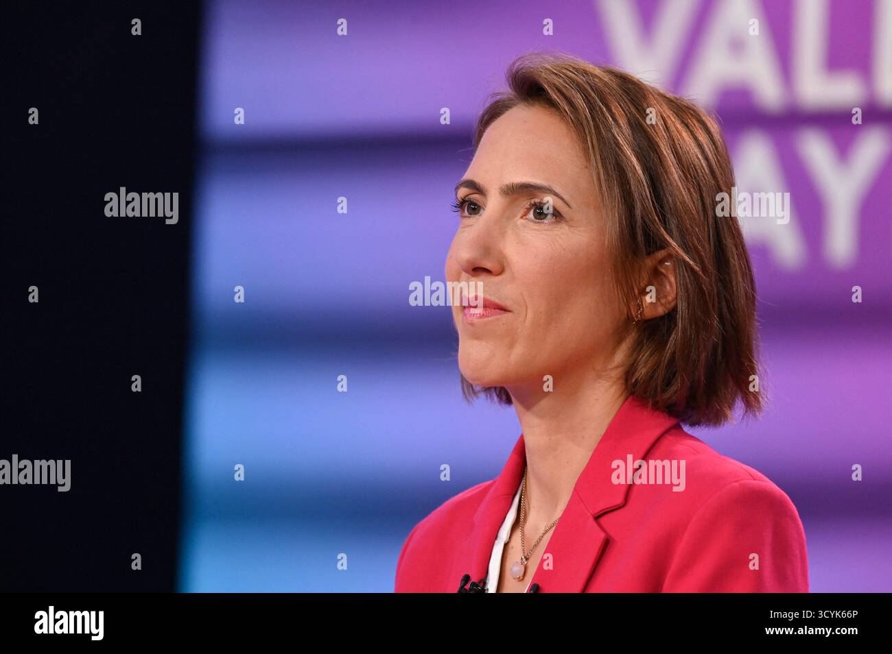 Paris, France. 19 octobre 2025. Présidente de Renew Europe, Valerie Hayer pose pour des photos avant une interview pour dimanche en politique sur France 3 à Paris, France, le 19 octobre 2025. Photo de Stephane le Tellec/ABACAPRESS.COM crédit : Abaca Press/Alamy Live News Banque D'Images