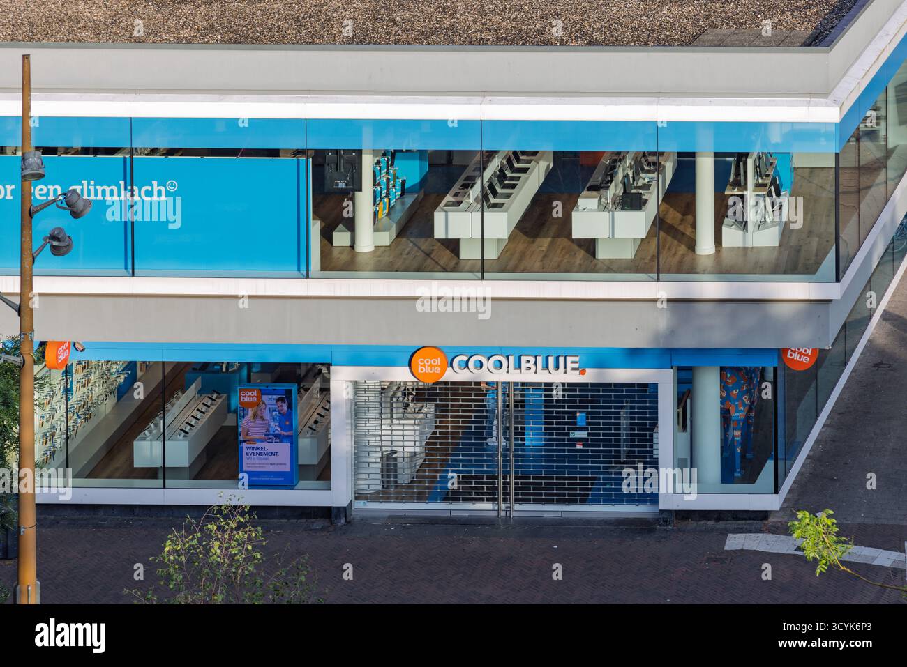 Une vue surélevée et à angle élevé d'un magasin d'électronique Coolblue à Arnhem, mettant en valeur son image de marque bleue moderne, ses grandes fenêtres et son affichage intérieur. Arnh Banque D'Images