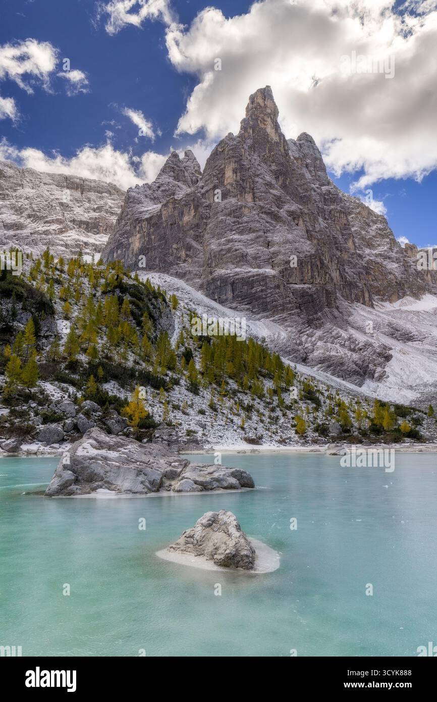 Magnifique lac Sorapis dans les Dolomites, destination de voyage populaire en Italie. Lac turquoise en montagne. Photo verticale. Banque D'Images