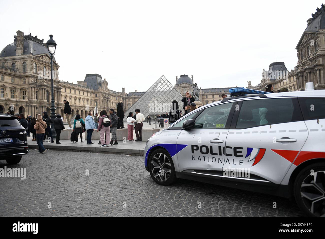 Poste de police près de la Pyramide au Musée du Louvre après un raid par des voleurs « expérimentés » a abouti au vol de bijoux de la collection inestimable. Selon le Ministre de l'intérieur, trois ou quatre criminels sont arrivés près du musée en scooter. Ils ont ensuite utilisé un monte-charge pour accéder à une pièce du musée où les bijoux sont conservés. Ils auraient cassé les fenêtres de la pièce en question avec une meuleuse d'angle avant de saisir les bijoux, que le ministre de l'intérieur a décrit comme "inestimables", et de fuir. Les dégâts sont toujours en cours d'évaluation. La BRB (brigade pour la répression du banditisme) est en charg Banque D'Images