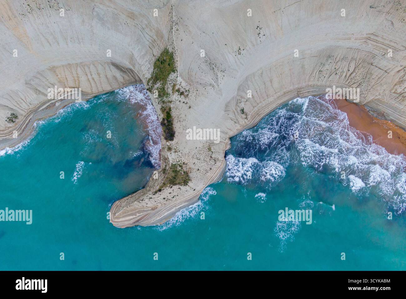 Vue aérienne panoramique de haut en bas du cap Drastis, Corfou, Grèce. Formation rocheuse unique « ailes d'ange » dans la mer Ionienne turquoise Banque D'Images