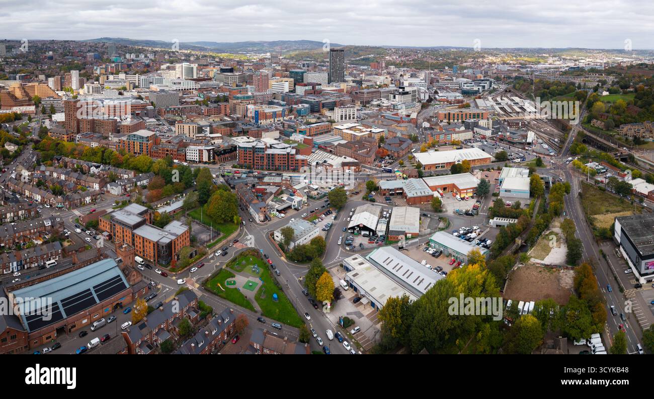 Vue panoramique aérienne du paysage urbain de Sheffield dans le South Yorkshire, Royaume-Uni avec des bâtiments modernes dans le centre-ville Banque D'Images