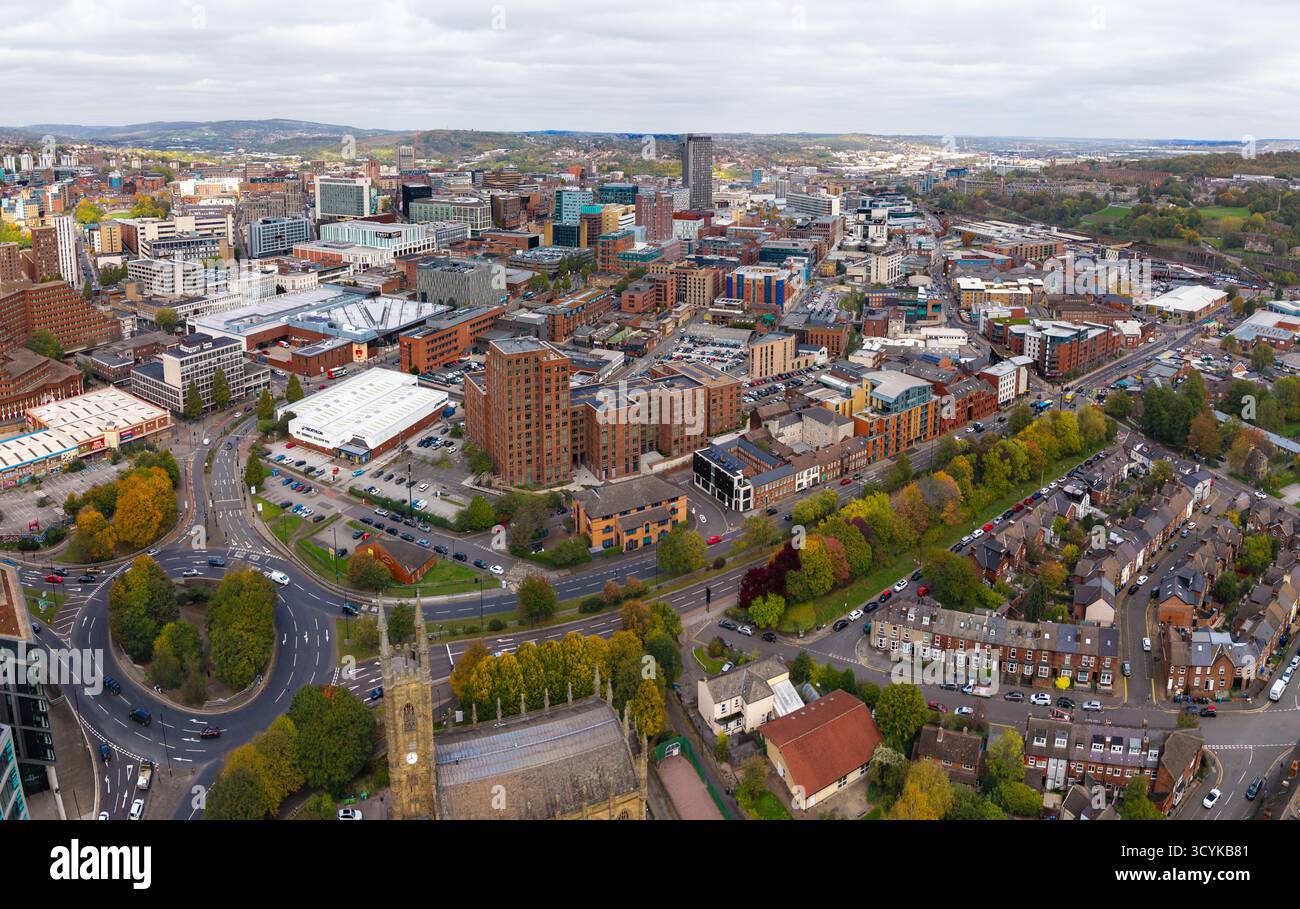 Vue panoramique aérienne du paysage urbain de Sheffield dans le South Yorkshire, Royaume-Uni avec des bâtiments modernes dans le centre-ville Banque D'Images