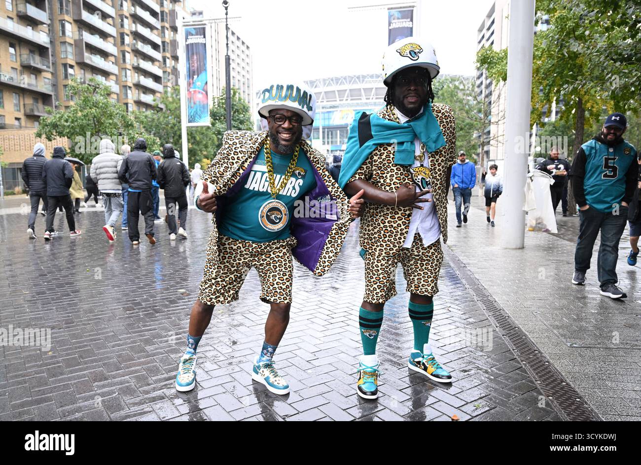 Londres, Royaume-Uni. 19 octobre 2025. Les fans de Jaguar NFL descendent Wembley Way en direction du stade avant le match. Match international de la NFL entre les Jaguars de Jacksonville contre les Rams de Los Angeles tenu au stade de Wembley à Londres, en Angleterre, le 19 octobre 2025. (Photo par Andy Hooper/Sipa USA) crédit : Sipa USA/Alamy Live News Banque D'Images