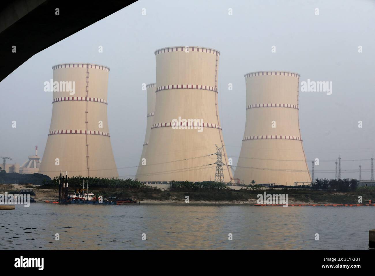La centrale nucléaire de Rooppur est le premier projet d’énergie nucléaire du Bangladesh, construit pour répondre durablement à la demande croissante d’électricité du pays. Banque D'Images