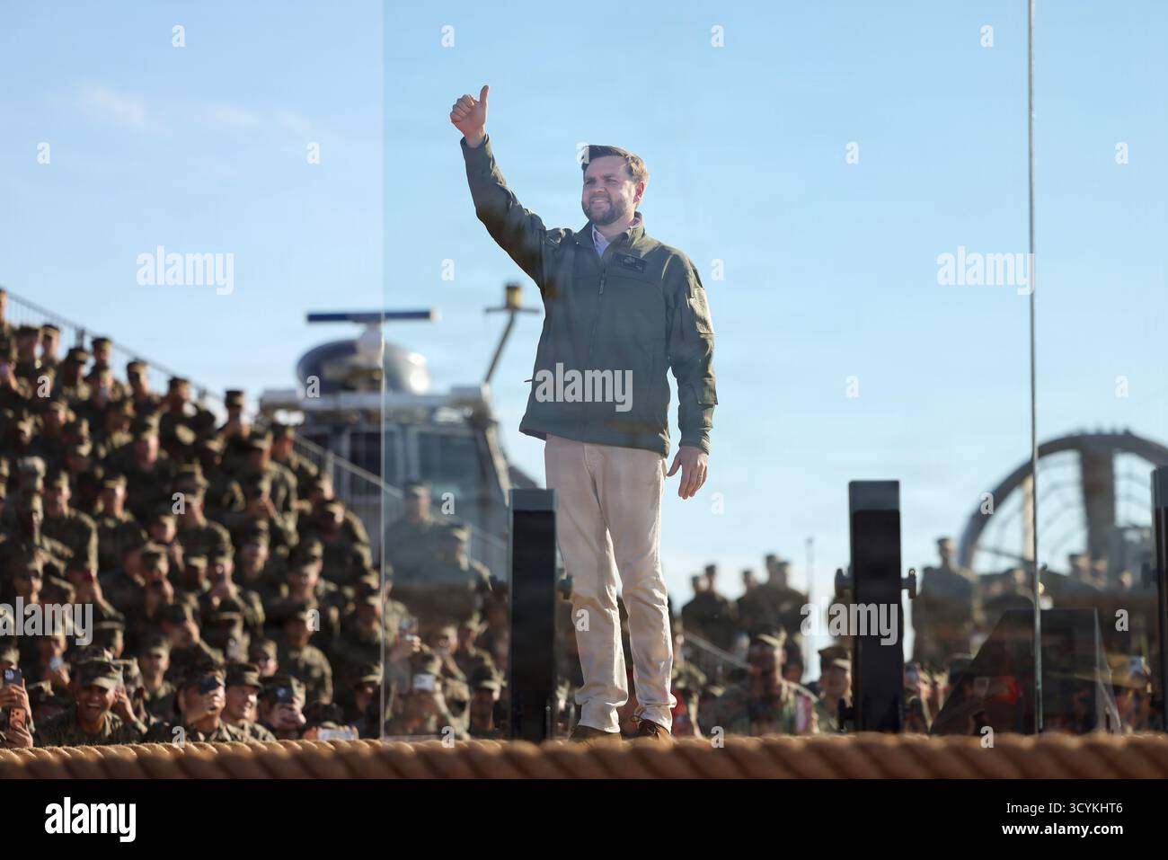 Oceanside, États-Unis. 18 octobre 2025. Le vice-président américain JD Vance donne un coup de pouce au public des Marines lors du 250th Amphibious Capabilities Demonstration Beach Bash, au Marine corps base Camp Pendleton, le 18 octobre 2025 à Oceanside, Californie. Crédit : LCpl. Abigail Hutcheson/US Marines photo/Alamy Live News Banque D'Images
