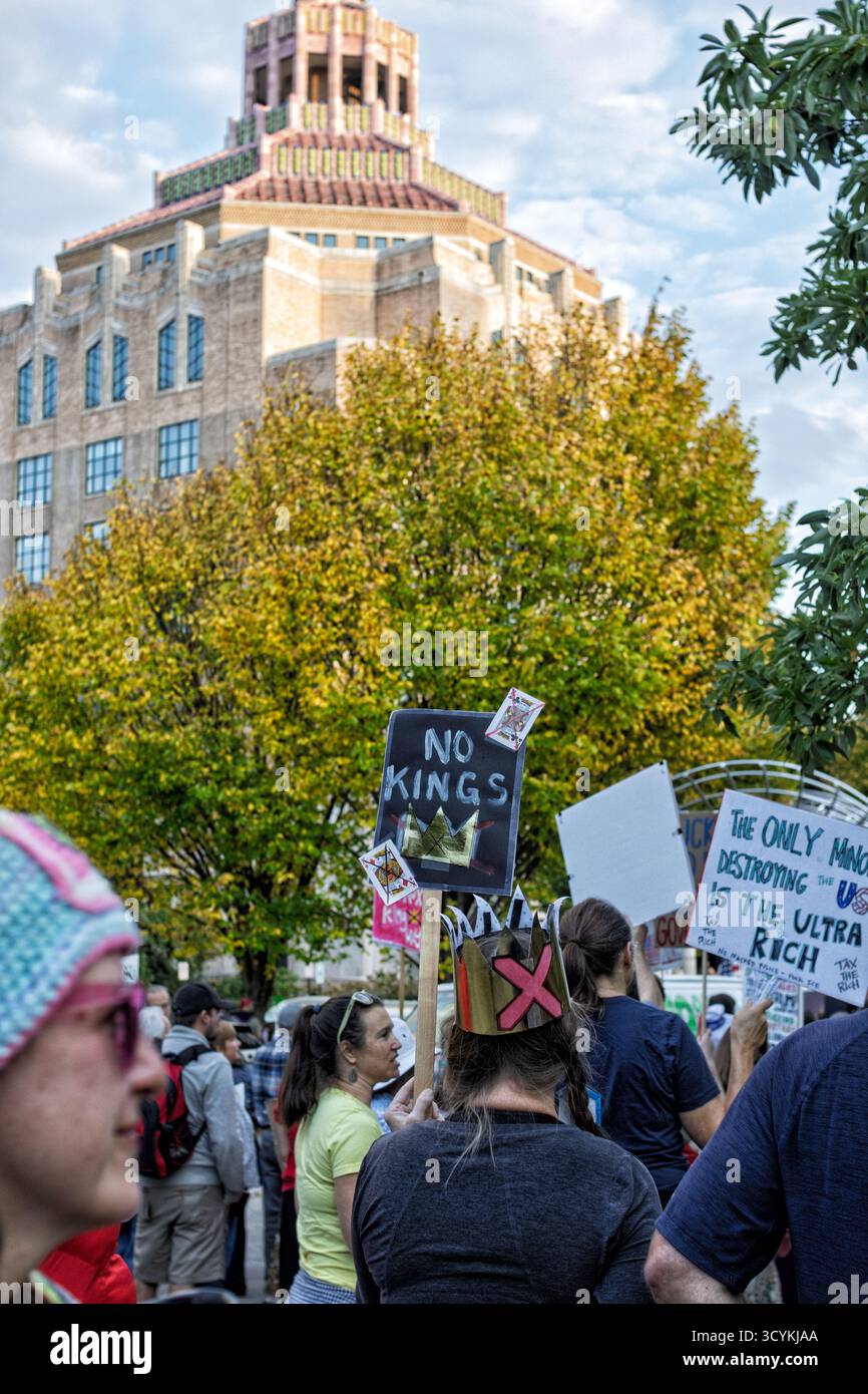 Asheville, États-Unis. 18 octobre 2025. Les manifestants défilent avec des pancartes lors du deuxième rassemblement « No Kings » - l'événement d'une journée est la plus grande action civile depuis cinquante-cinq ans aux États-Unis. Crédit : Gloria Good/AlamyLive News Banque D'Images