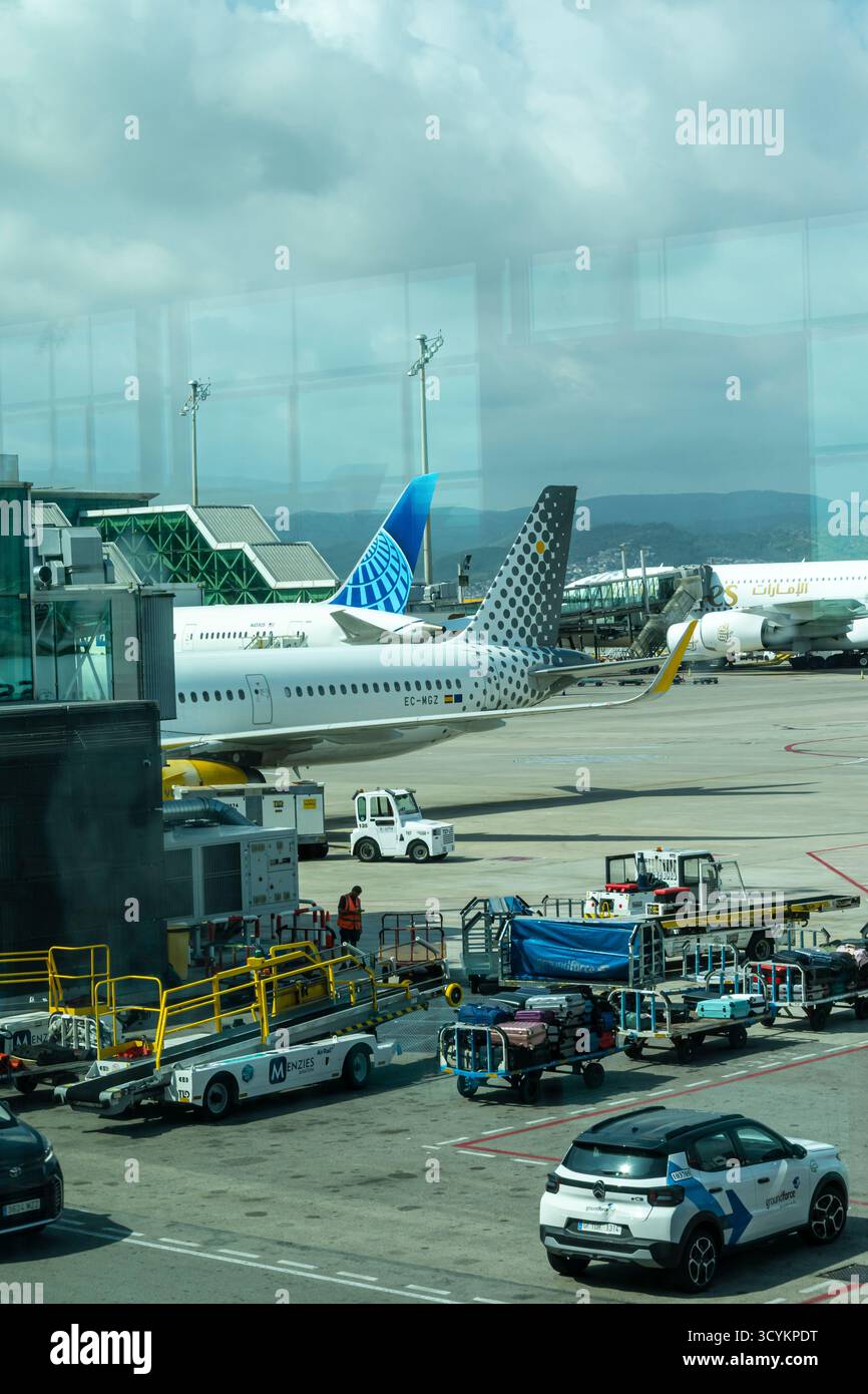 Aéroport Josep Tarradellas Barcelona-El Prat, avions à la porte vue depuis la fenêtre, zone des départs internationaux, Barcelone, Espagne Banque D'Images