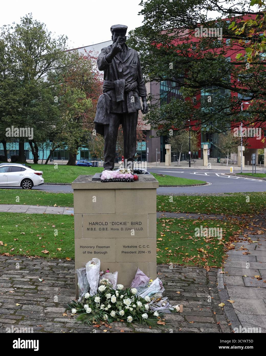 Barnsley, Royaume-Uni. 19 octobre 2025. La statue de Harold Dennis Bird OBE « Dickie » lors des funérailles de Harold Dennis Bird OBE « Dickie » à l’église St Mary, Barnsley, Royaume-Uni, 19 octobre 2025 (photo Mark Cosgrove/News images) à Barnsley, Royaume-Uni, le 19/10/2025. (Photo de Mark Cosgrove/News images/SIPA USA) crédit : SIPA USA/Alamy Live News Banque D'Images