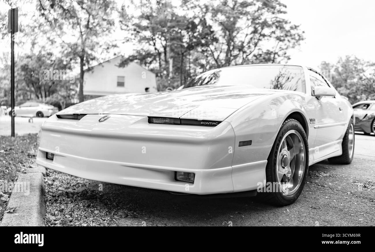 Chicago, Illinois - 29 septembre 2024 : 1992 Pontiac Firebird TRANS Am GTA couleur blanche. Pontiac Firebird TRANS Am GTA 1992 stationné dans la rue Banque D'Images