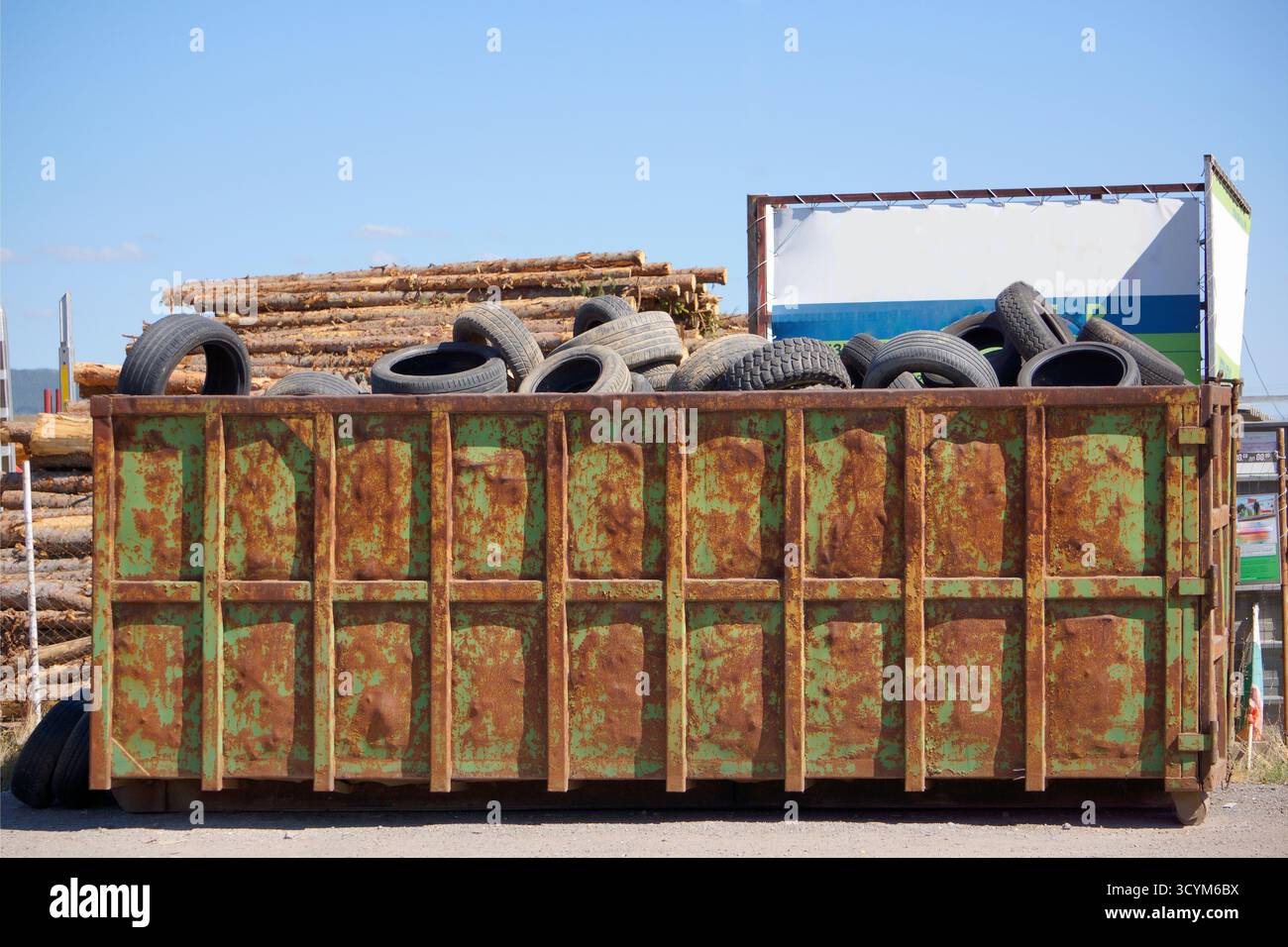 Grande poubelle débordante remplie de pneus usés Banque D'Images