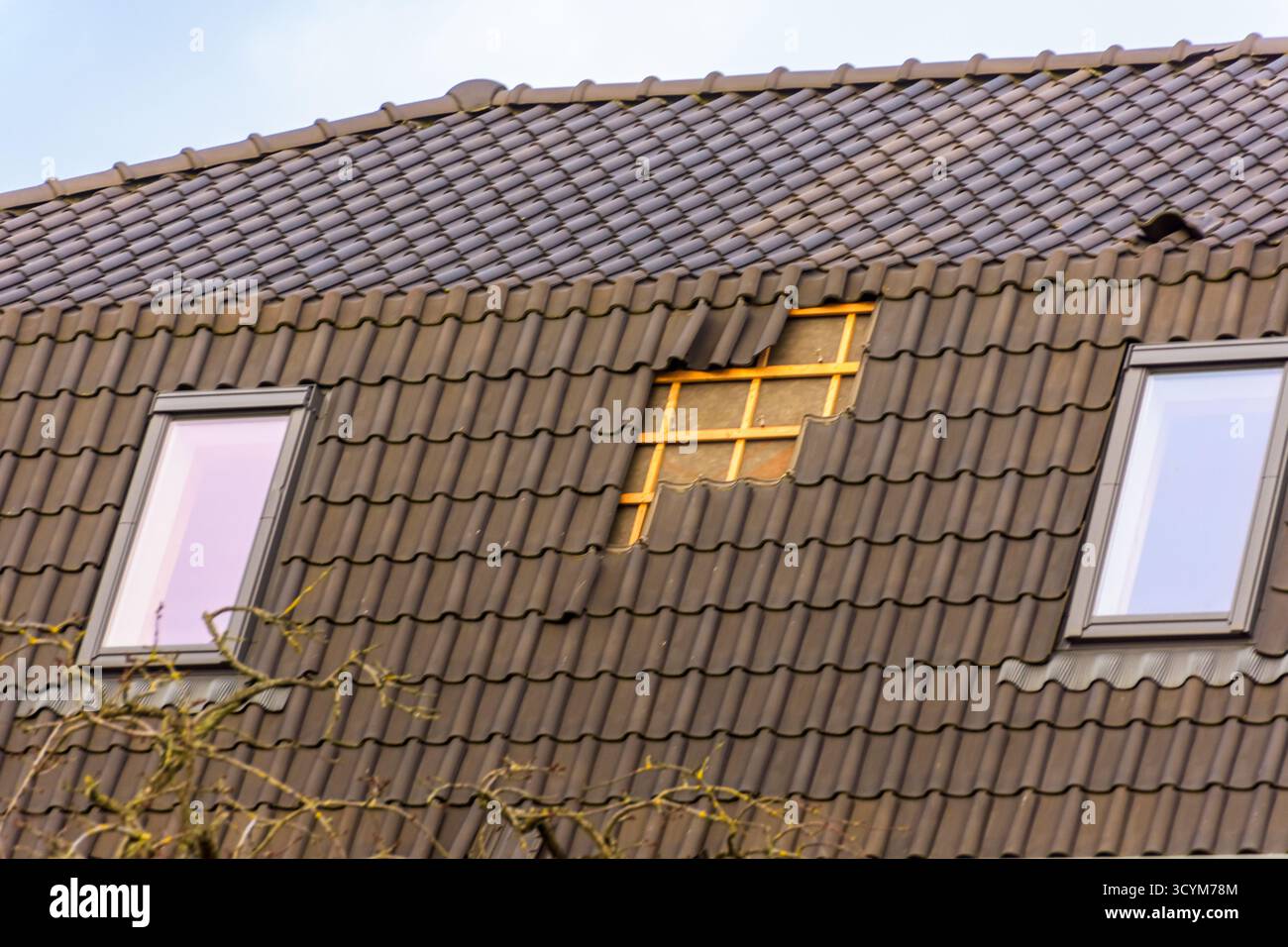 Dommages au toit causés par la tempête Eunice. Un certain nombre de tuiles ont été soufflées Banque D'Images