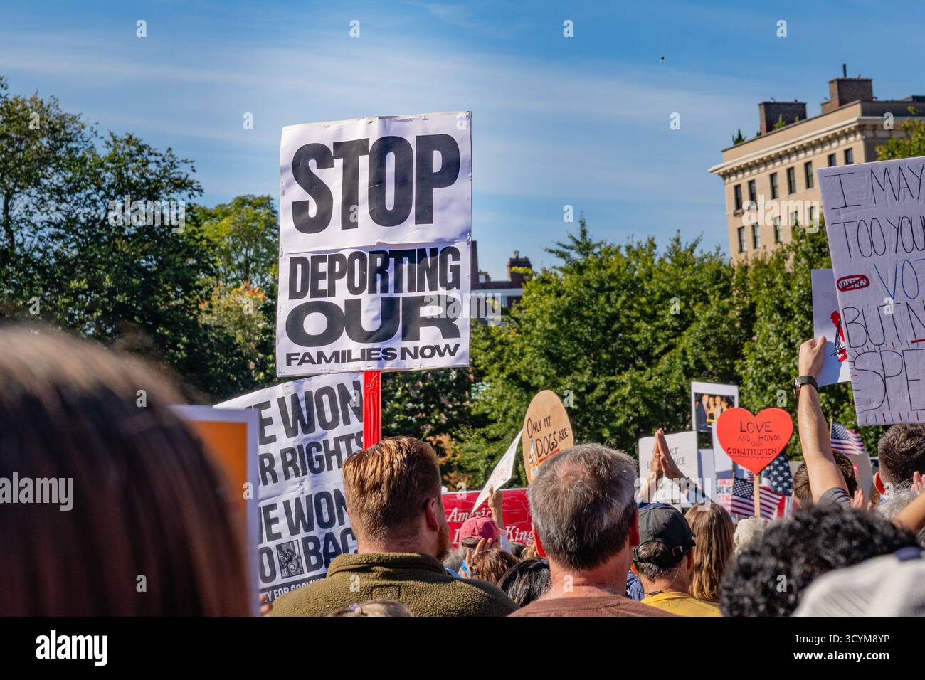 Boston, ma, États-Unis-18 octobre 2025 : manifestants anti-Trump avec des signes pro-démocratie. Les foules étaient au nombre de plus de 125 000 à Boston et jusqu'à 7 millions dans tout le pays Banque D'Images