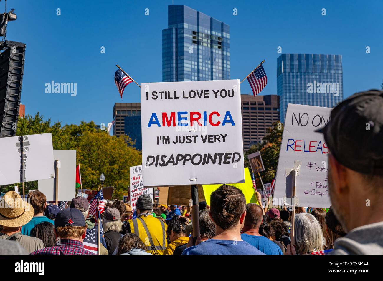 Boston, ma, États-Unis-18 octobre 2025 : manifestants anti-Trump avec des signes pro-démocratie. Les foules étaient au nombre de plus de 125 000 à Boston et jusqu'à 7 millions dans tout le pays Banque D'Images