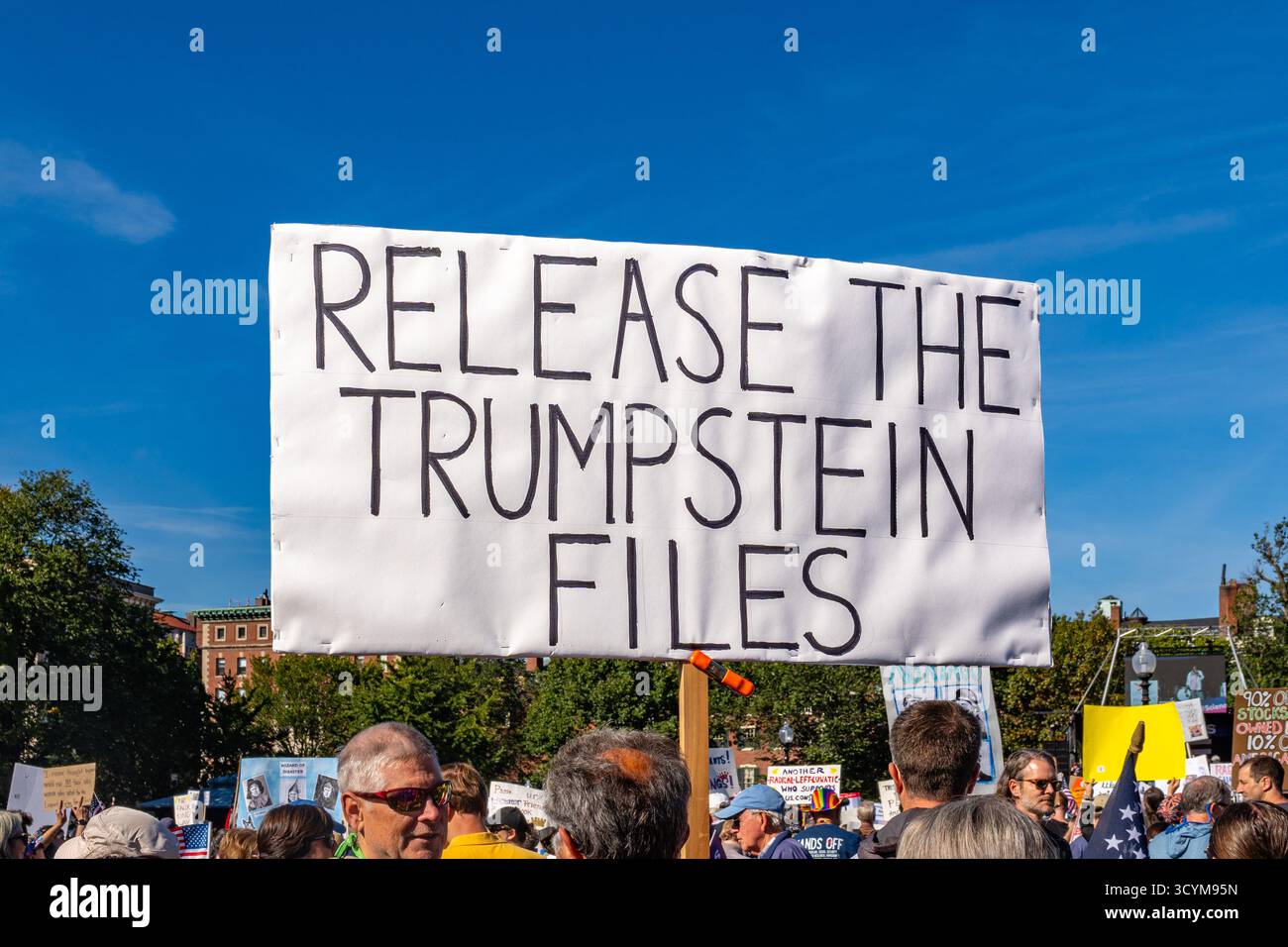 Boston, ma, États-Unis-18 octobre 2025 : manifestants anti-Trump avec des signes pro-démocratie. Les foules étaient au nombre de plus de 125 000 à Boston et jusqu'à 7 millions dans tout le pays Banque D'Images