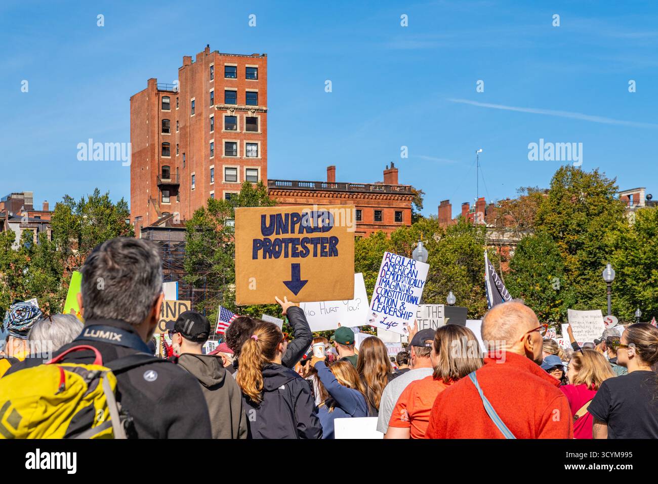 Boston, ma, États-Unis-18 octobre 2025 : manifestants anti-Trump avec des signes pro-démocratie. Les foules étaient au nombre de plus de 125 000 à Boston et jusqu'à 7 millions dans tout le pays Banque D'Images