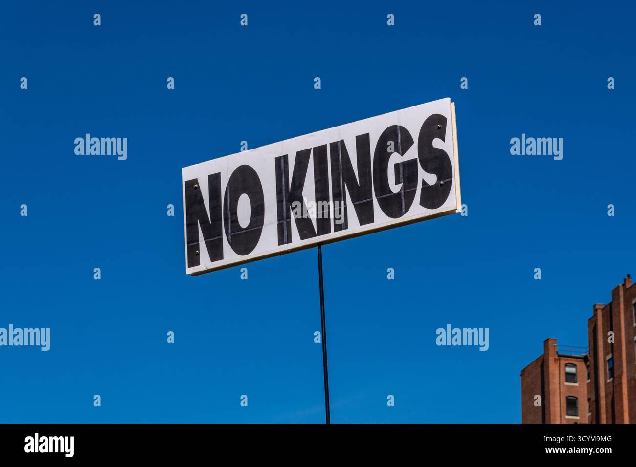 Boston, ma, États-Unis-18 octobre 2025 : manifestants anti-Trump avec des signes pro-démocratie. Les foules étaient au nombre de plus de 125 000 à Boston et jusqu'à 7 millions dans tout le pays Banque D'Images