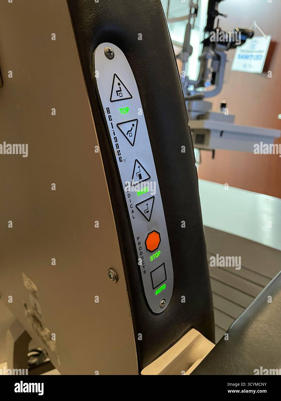 Pictogramme d'instructions sur un fauteuil d'examen inclinable dans un cabinet de médecins, New York, 2025 Banque D'Images