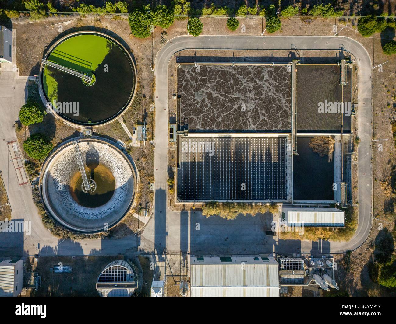 Aperçu de l'installation de traitement de l'eau présentant les différentes étapes de la gestion des eaux usées dans un cadre moderne Banque D'Images