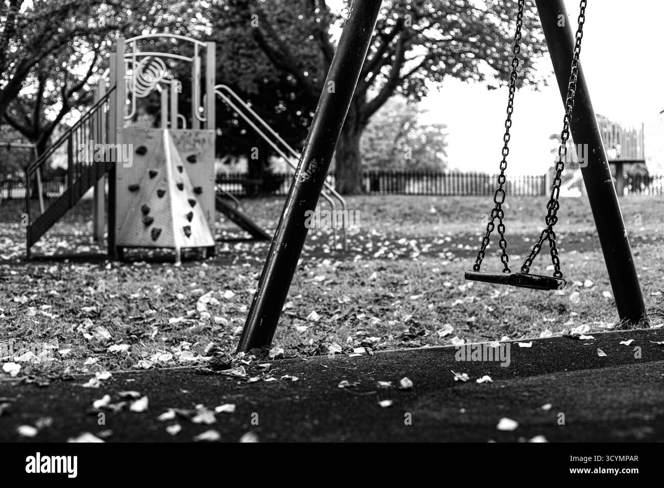 Aire de jeux déserte pour enfants approchant l’automne à la fin des vacances d’été. Victoria Gardens, entre Chatham et Rochester, Medway Kent Banque D'Images
