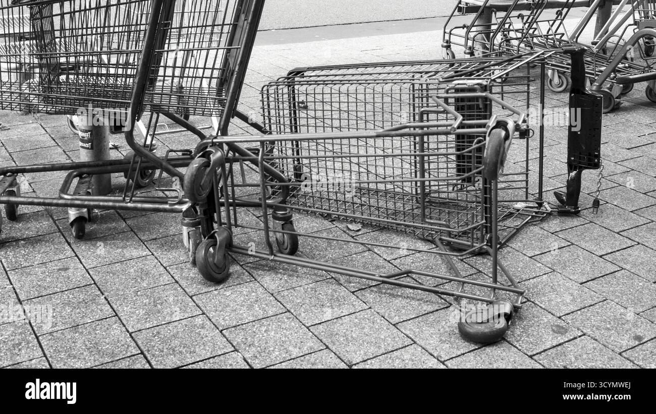 Chariot renversé dans la zone piétonne d'une ville allemande, créant une scène de rue urbaine avec des objets du quotidien. Banque D'Images