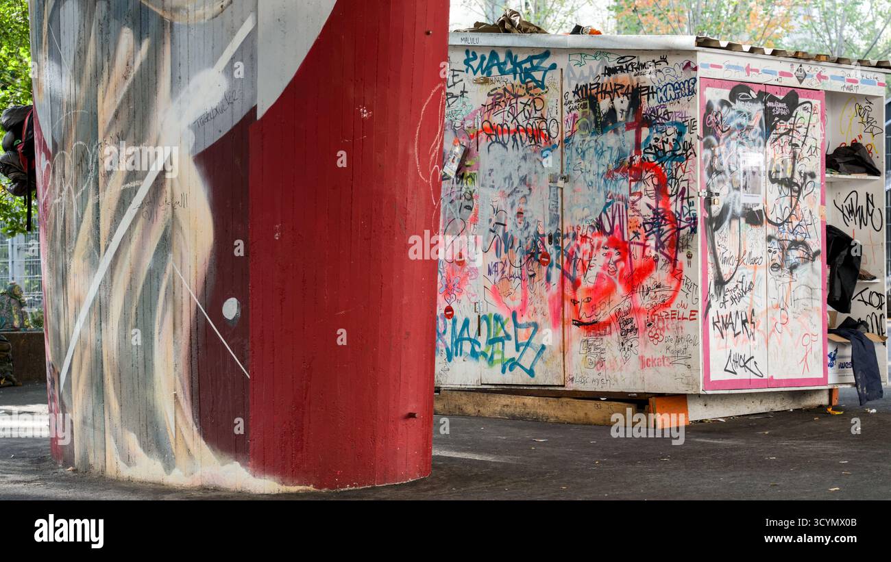 Graffitis colorés sous un pont dans une ville allemande, mettant en valeur le Street art urbain et l'expression créative vibrante. Banque D'Images
