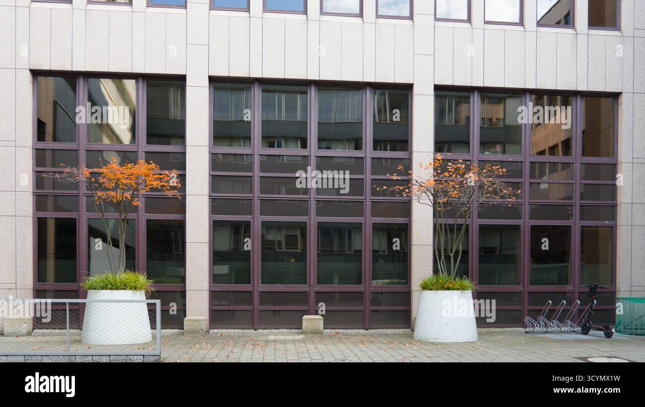 Architecture urbaine moderne avec détails automnaux, alliant design urbain contemporain et couleurs saisonnières. Banque D'Images
