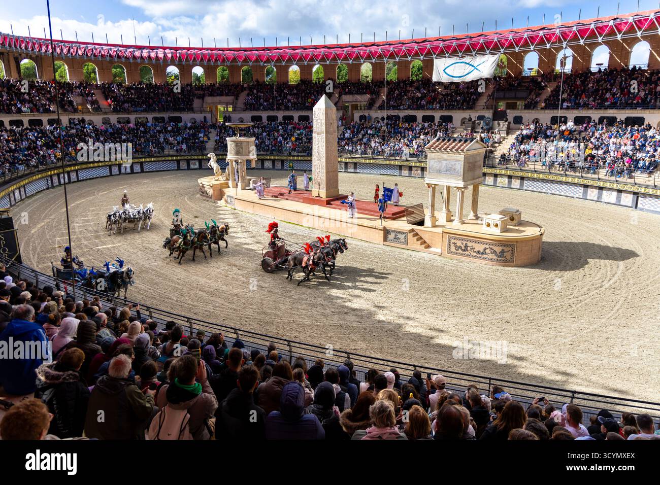 Course de chars pendant la représentation du signe du Triomphe dans un colisée de style romain au Puy du fou, les Epesses, France Banque D'Images