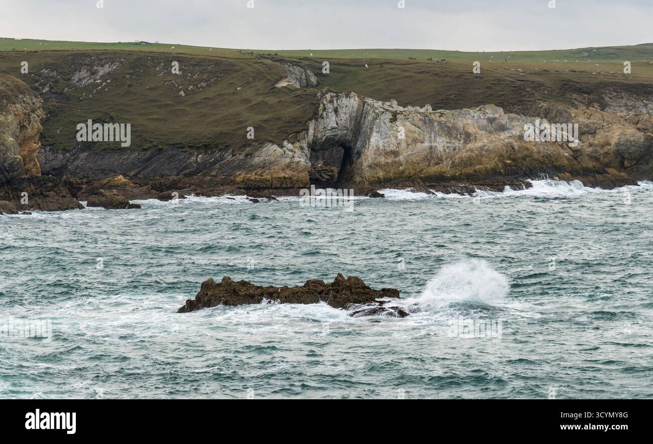 L'arc de mer White Arch (BWA Gwyn) du sentier côtier près de Rhoscolyn, Anglesey, pays de Galles du Nord, Royaume-Uni. Prise le 2 octobre 2025. Banque D'Images