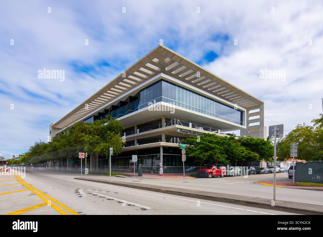Miami Beach, Floride, États-Unis - 16 octobre 2025 : Baptist Health Miami Beach Alton Road. Photo architecturale longue exposition pour brouiller le trafic et les gens Banque D'Images