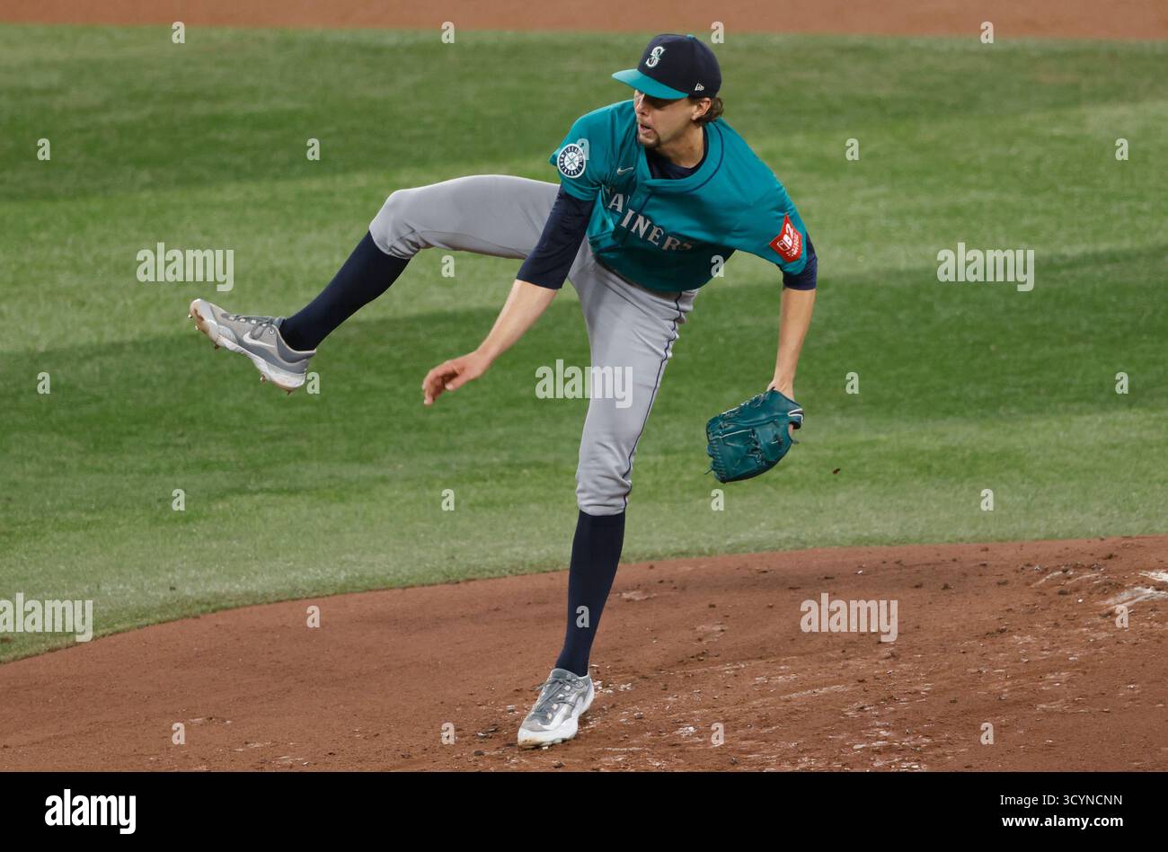 Toronto, Canada. 19 octobre 2025. Le lanceur débutant des Seattle Mariners Logan Gilbert (36) lance la première manche contre les Blue Jays de Toronto lors du sixième match de la série du championnat de la Ligue américaine de la MLB au Rogers Centre à Toronto, Canada, le dimanche 19 octobre 2025. Photo de John Angelillo/UPI crédit : UPI/Alamy Live News Banque D'Images