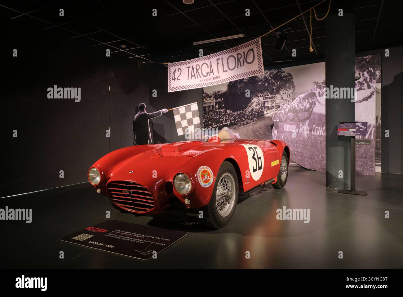 Numéro 36, une voiture de course rouge Lancia D24 de 1953. Conçu par Vittorio Jano, un Targa Florio. Au Musée national de l'automobile à Turin, Turin, Italie. Banque D'Images