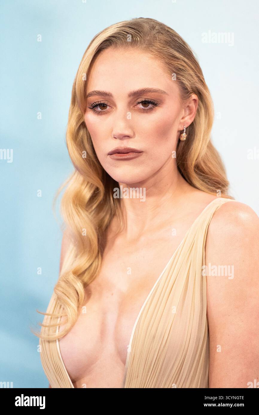Londres, Angleterre, le 19 octobre 2025. Maika Monroe assiste à la 100 Nights of Hero Premiere dans le cadre du BFI London film Festival à Londres, Angleterre, le 19 octobre 2025. Photo par Aurore Marechal/ABACAPRESS.COM crédit : Abaca Press/Alamy Live News Banque D'Images