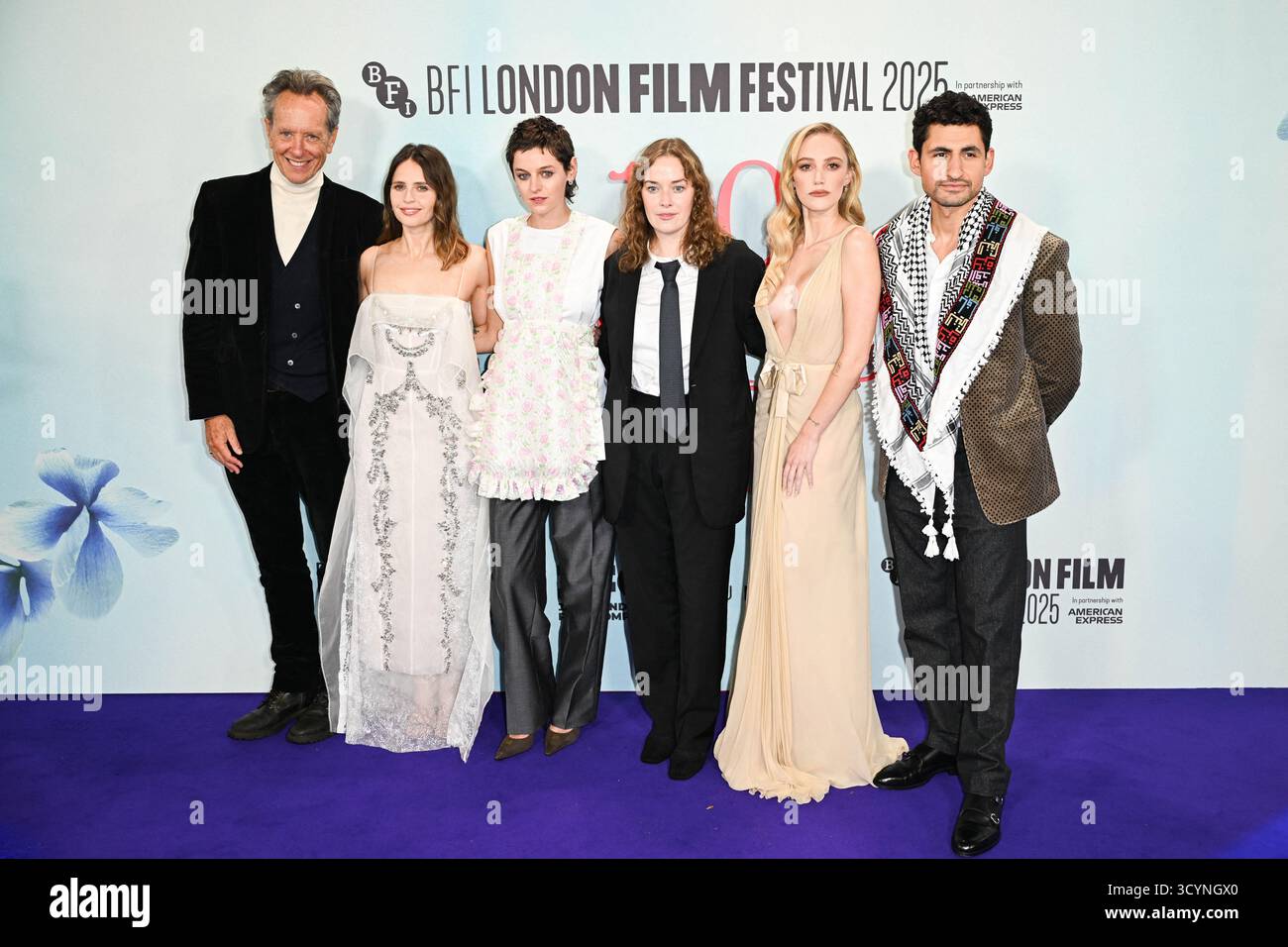 Londres, Angleterre, le 19 octobre 2025. Richard E. Grant, Felicity Jones, Emma Corrin, la réalisatrice Julia Jackman, Maika Monroe et Amir El-Masry ont assisté à la 100 Nights of Hero Premiere dans le cadre du BFI London film Festival à Londres, Angleterre, le 19 octobre 2025. Photo par Aurore Marechal/ABACAPRESS.COM crédit : Abaca Press/Alamy Live News Banque D'Images