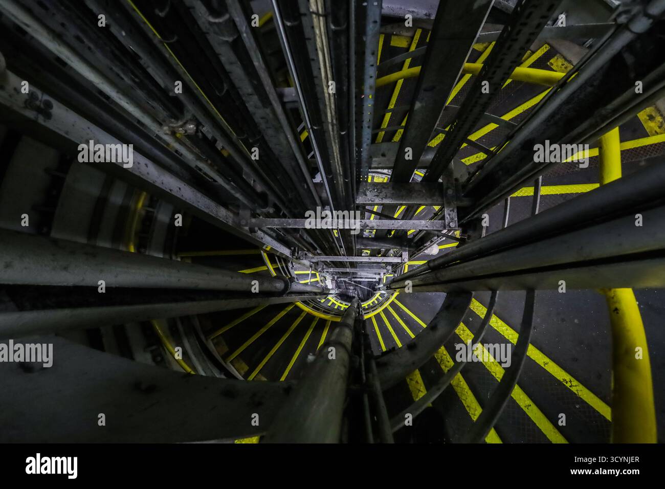 Tunnel d'évacuation d'urgence d'escalier en colimaçon souterrain de Londres à niveau profond avec tuyaux et conduits électriques de service public Banque D'Images
